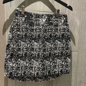 Banana republic mini skirt black and white size 0. Very good condition.